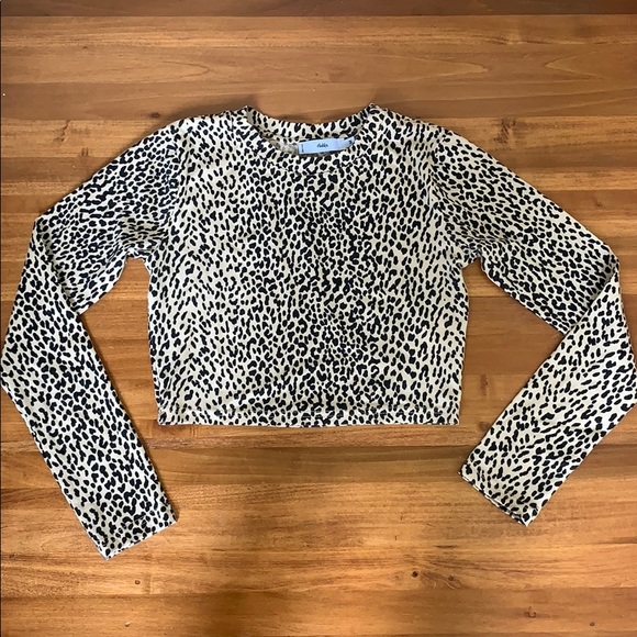 adika Tops - long sleeve cheetah crop top
